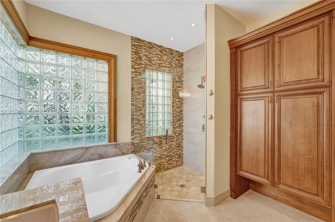 合同活跃: $1,025,000 (5 贝兹, 4 浴室, 3567 平方英尺)