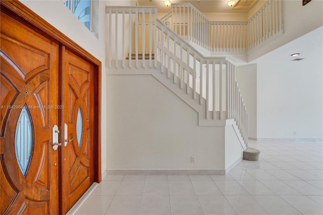 合同活跃: $1,025,000 (5 贝兹, 4 浴室, 3567 平方英尺)