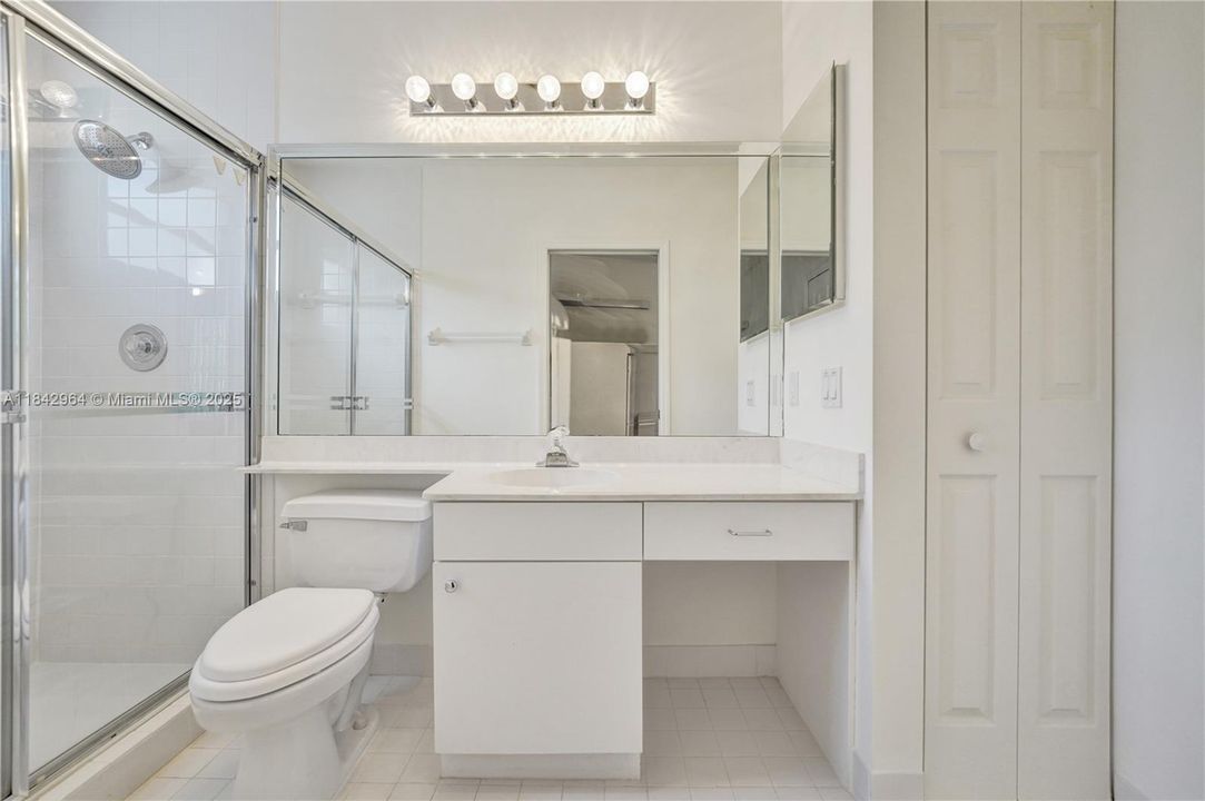 合同活跃: $1,025,000 (5 贝兹, 4 浴室, 3567 平方英尺)