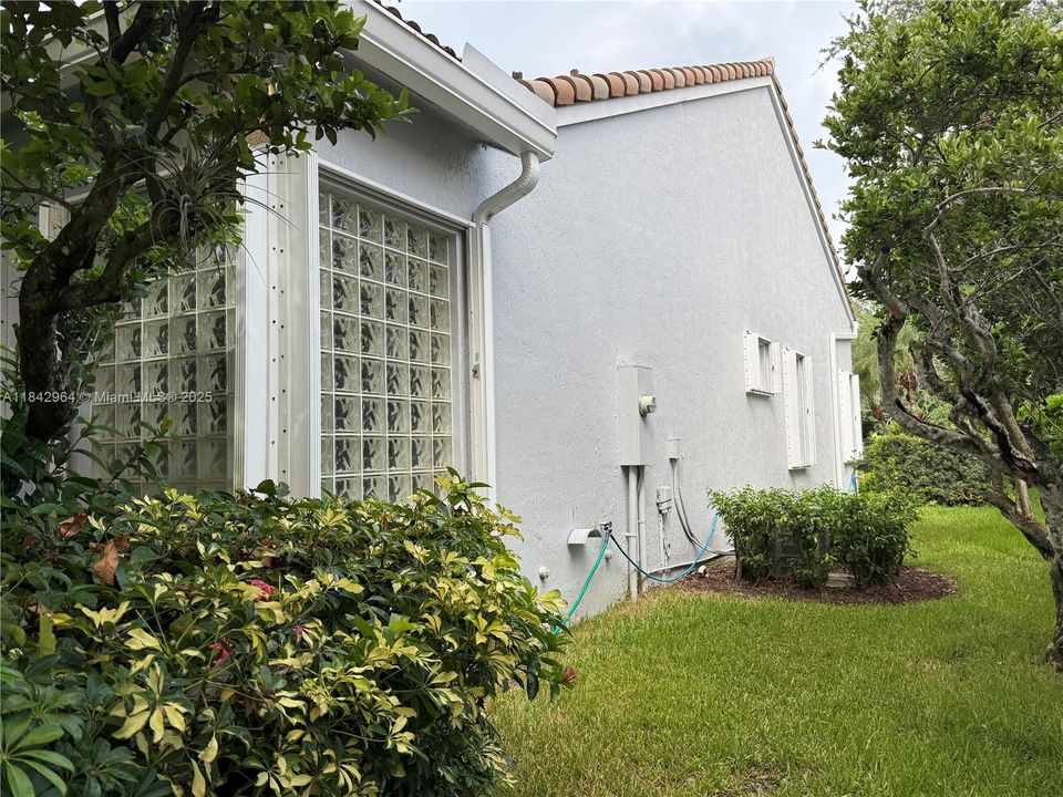 合同活跃: $1,025,000 (5 贝兹, 4 浴室, 3567 平方英尺)