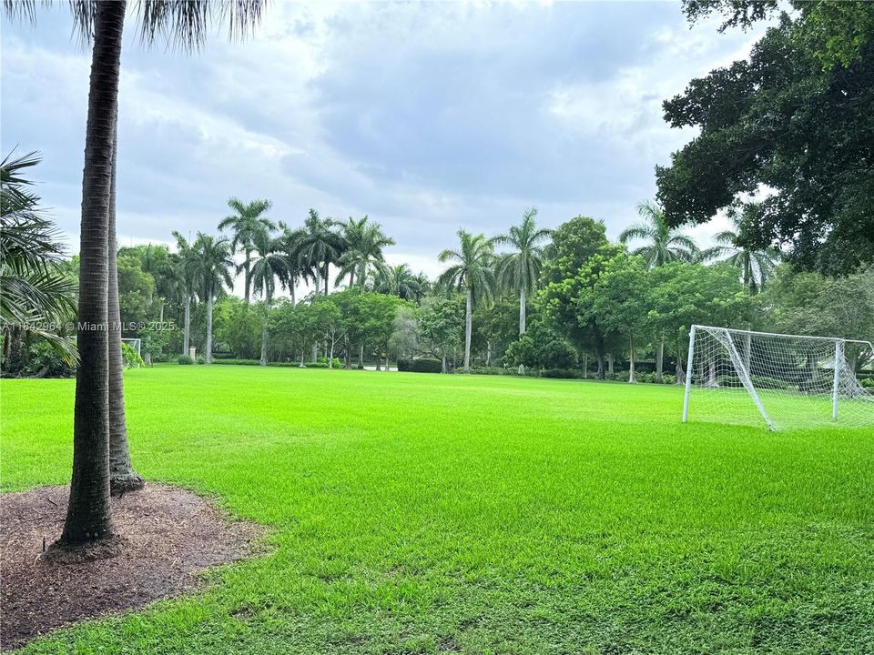 合同活跃: $1,025,000 (5 贝兹, 4 浴室, 3567 平方英尺)