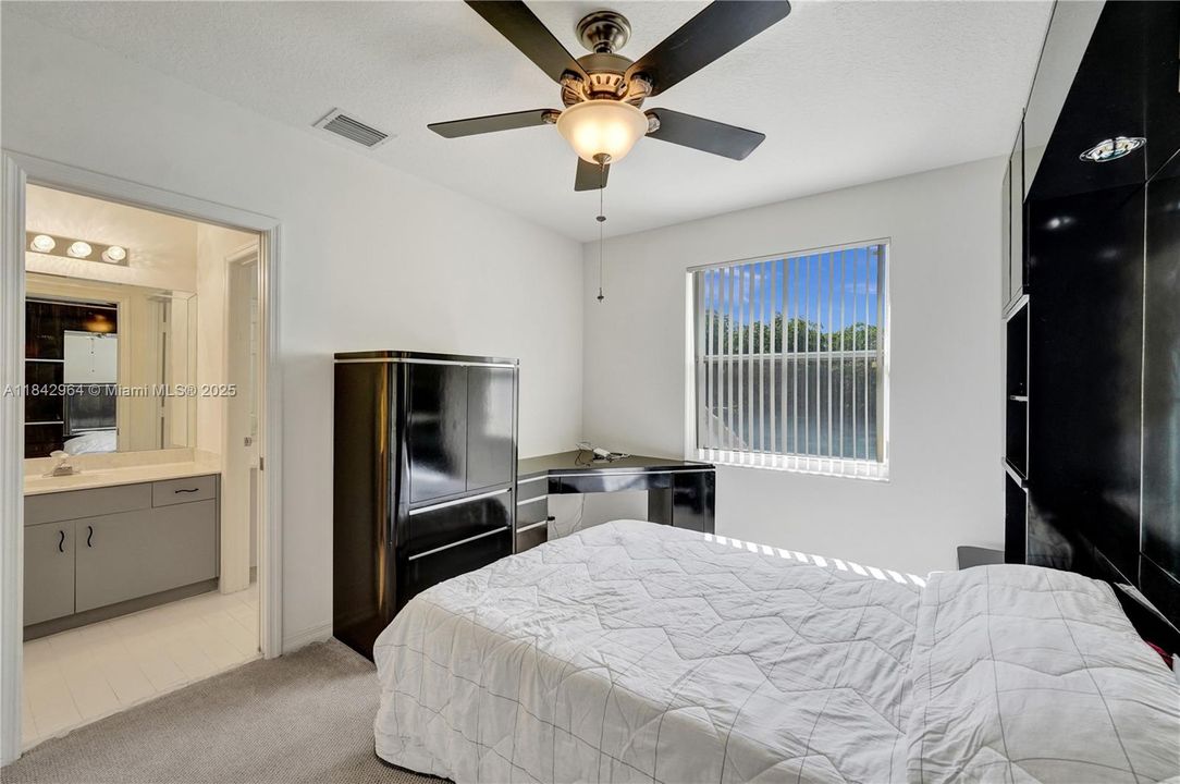 合同活跃: $1,025,000 (5 贝兹, 4 浴室, 3567 平方英尺)