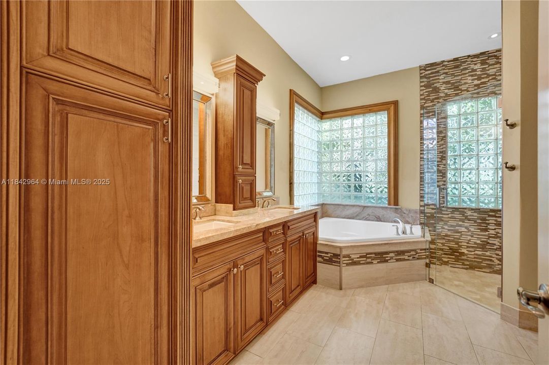 合同活跃: $1,025,000 (5 贝兹, 4 浴室, 3567 平方英尺)