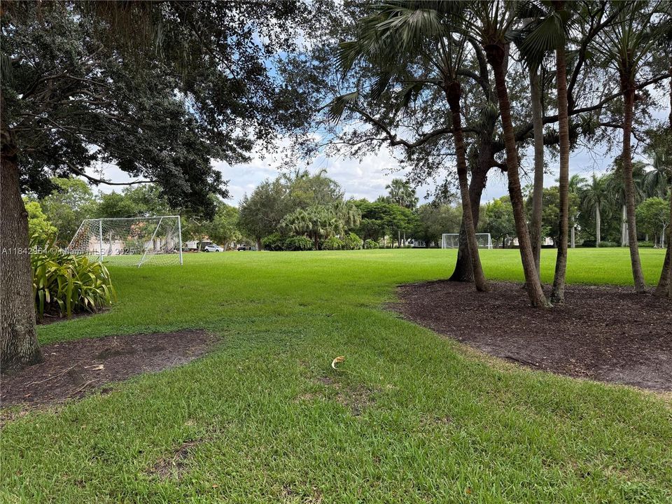 合同活跃: $1,025,000 (5 贝兹, 4 浴室, 3567 平方英尺)