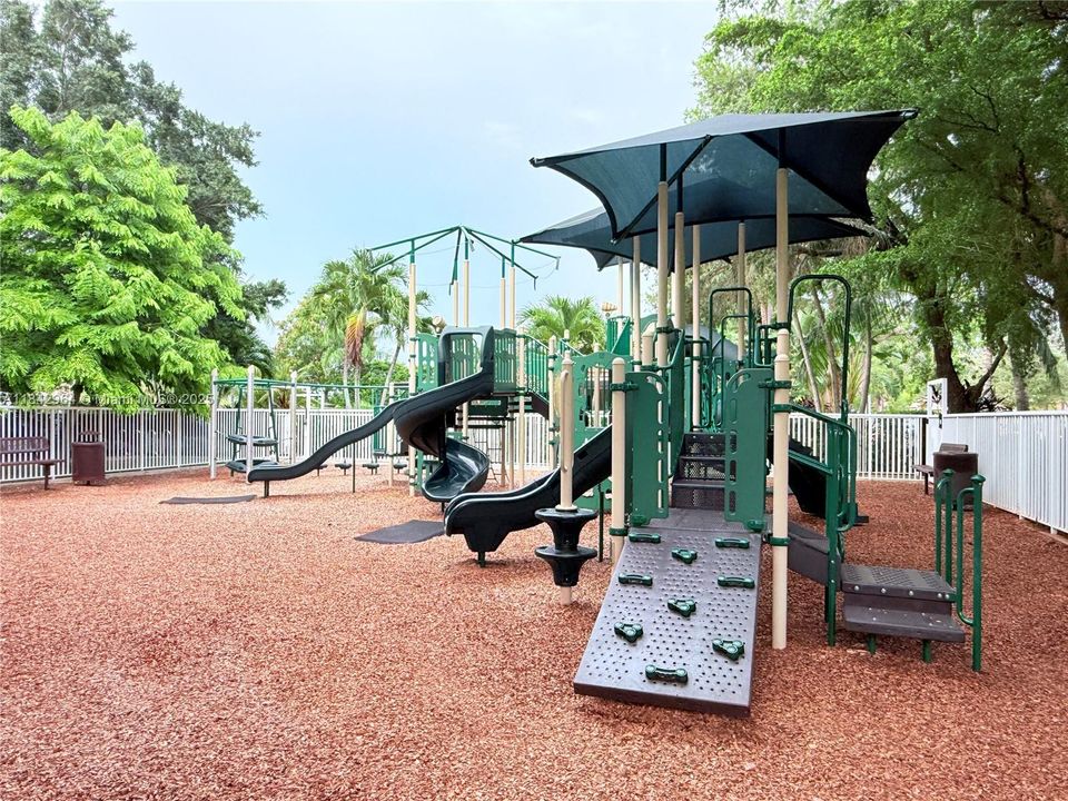 合同活跃: $1,025,000 (5 贝兹, 4 浴室, 3567 平方英尺)