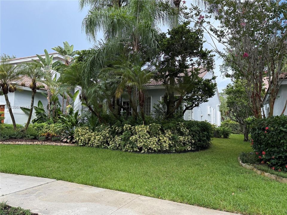 合同活跃: $1,025,000 (5 贝兹, 4 浴室, 3567 平方英尺)