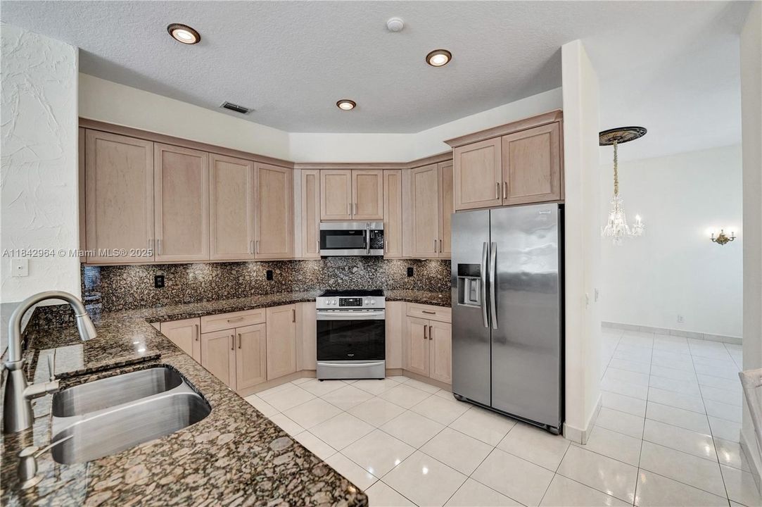 合同活跃: $1,025,000 (5 贝兹, 4 浴室, 3567 平方英尺)