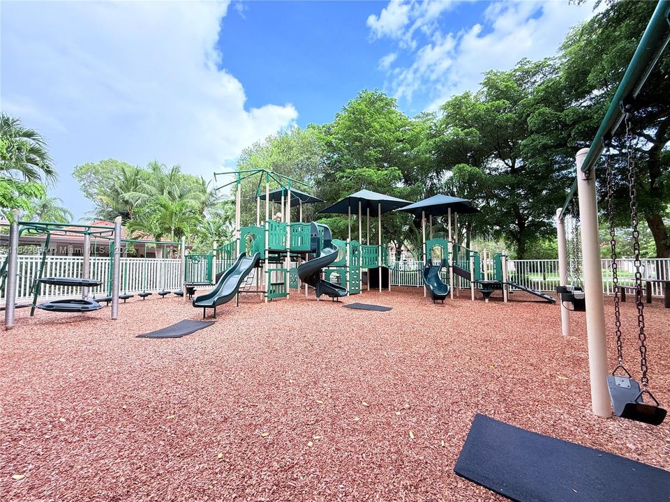 合同活跃: $1,025,000 (5 贝兹, 4 浴室, 3567 平方英尺)