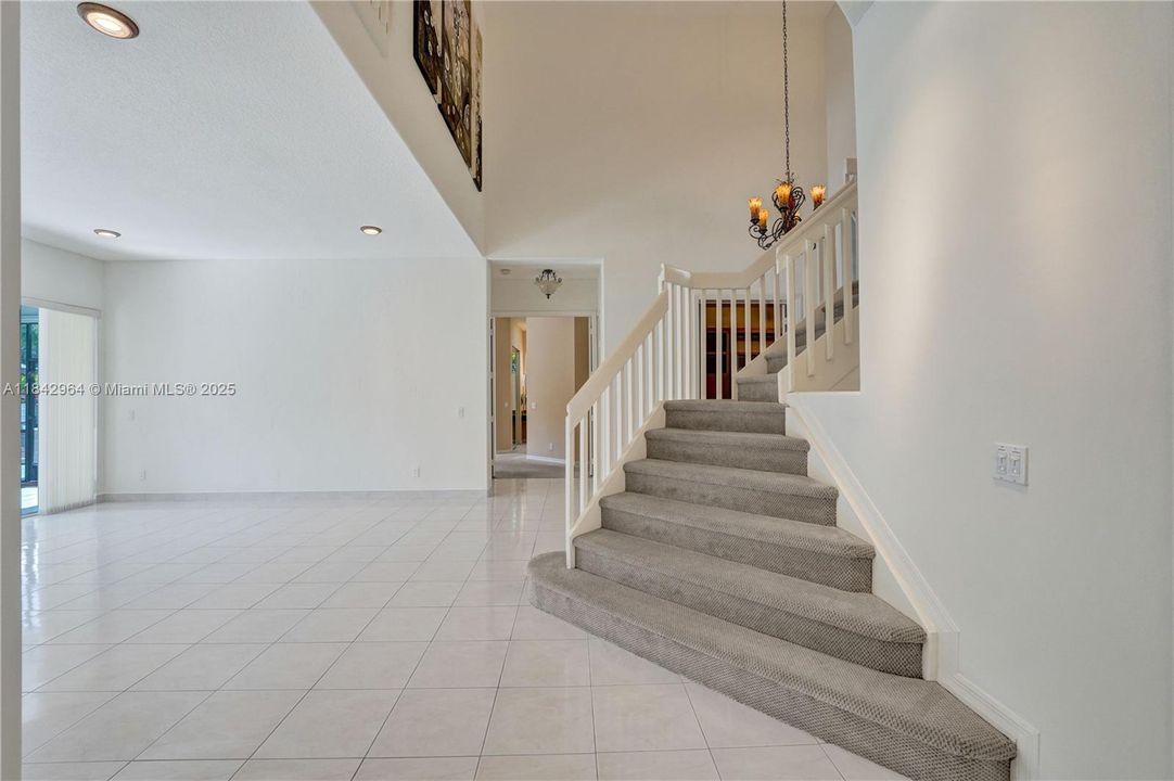 合同活跃: $1,025,000 (5 贝兹, 4 浴室, 3567 平方英尺)