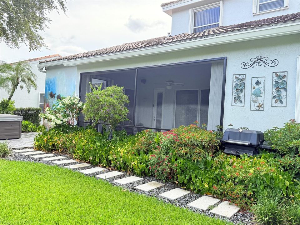 合同活跃: $1,025,000 (5 贝兹, 4 浴室, 3567 平方英尺)