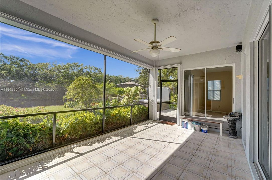 合同活跃: $1,025,000 (5 贝兹, 4 浴室, 3567 平方英尺)