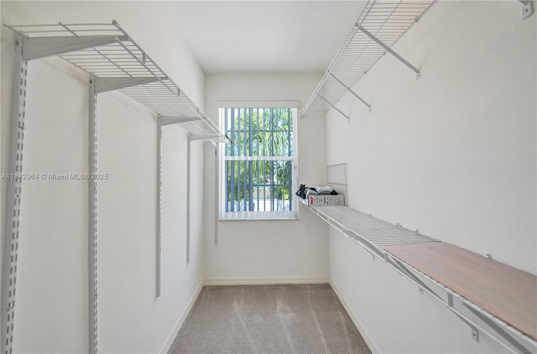 合同活跃: $1,025,000 (5 贝兹, 4 浴室, 3567 平方英尺)