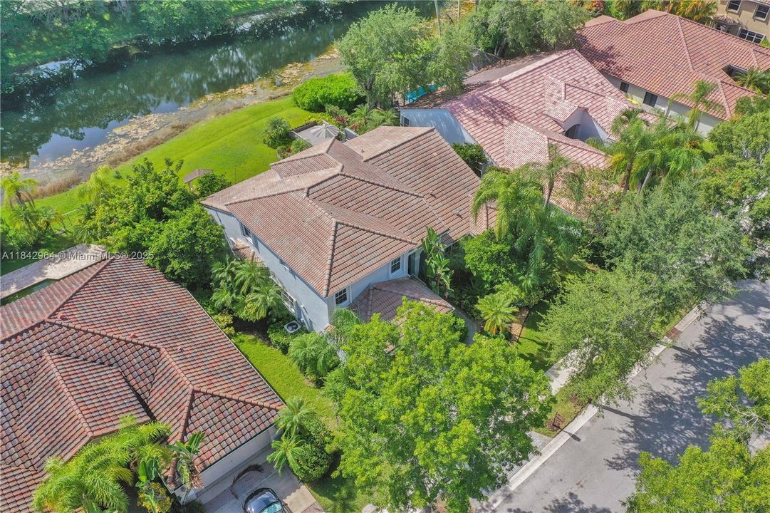 合同活跃: $1,025,000 (5 贝兹, 4 浴室, 3567 平方英尺)