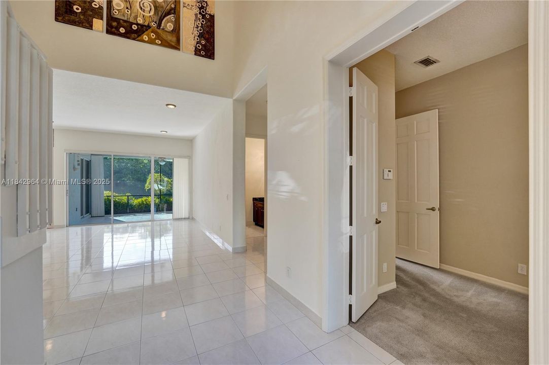 合同活跃: $1,025,000 (5 贝兹, 4 浴室, 3567 平方英尺)