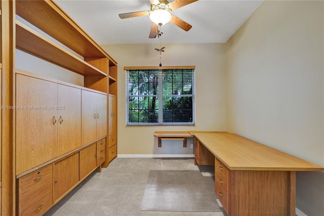 合同活跃: $1,025,000 (5 贝兹, 4 浴室, 3567 平方英尺)