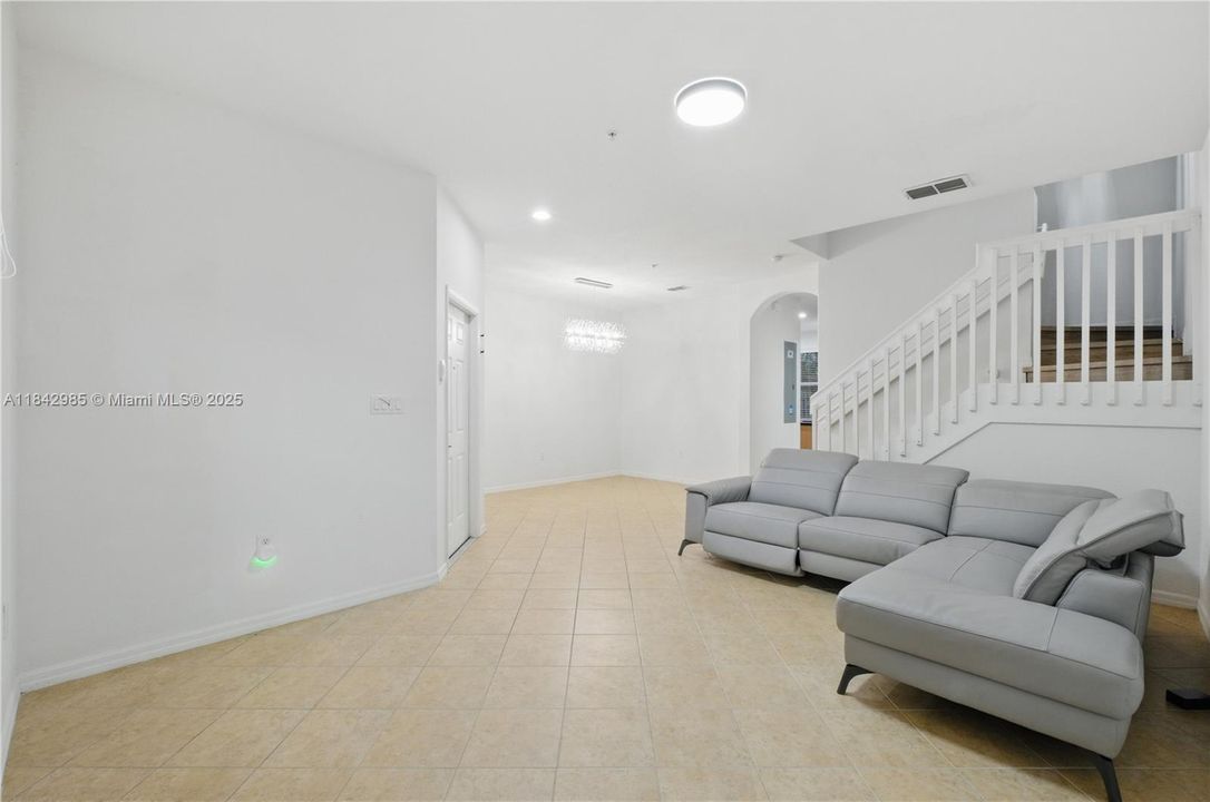 Activo con contrato: $285,000 (3 camas, 2 baños, 1536 Pies cuadrados)