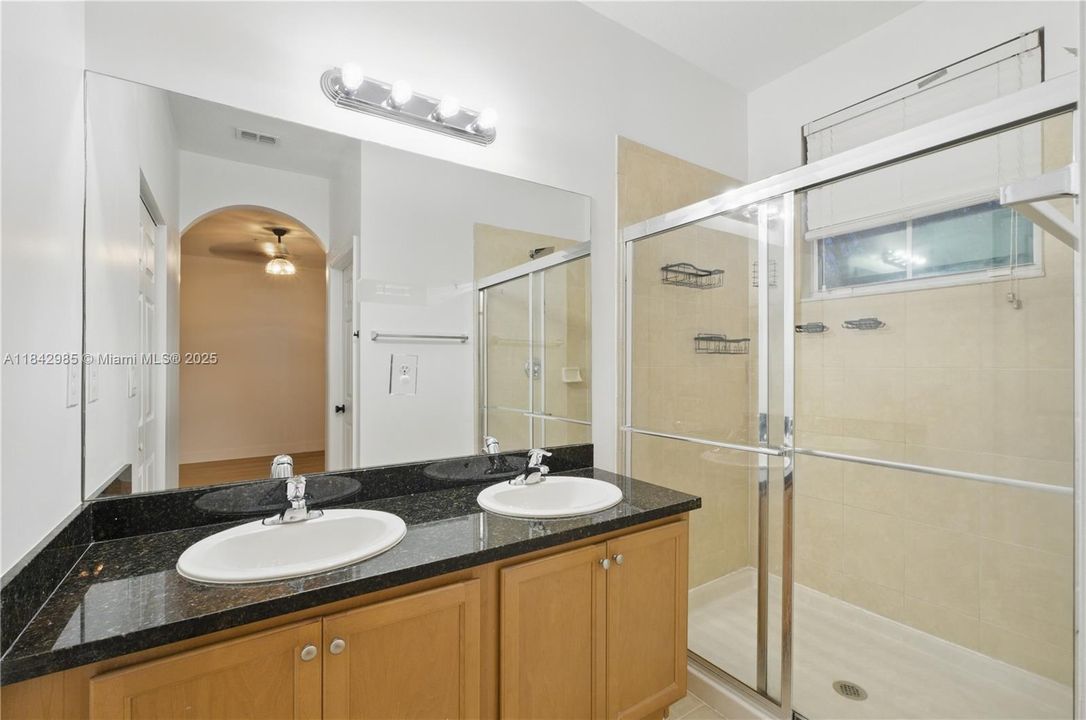 Activo con contrato: $285,000 (3 camas, 2 baños, 1536 Pies cuadrados)