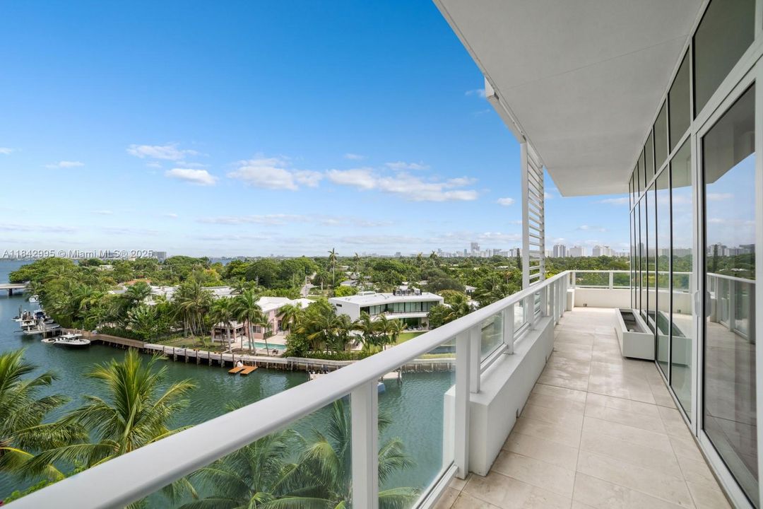 最近售出: $7,800,000 (3 贝兹, 3 浴室, 4247 平方英尺)