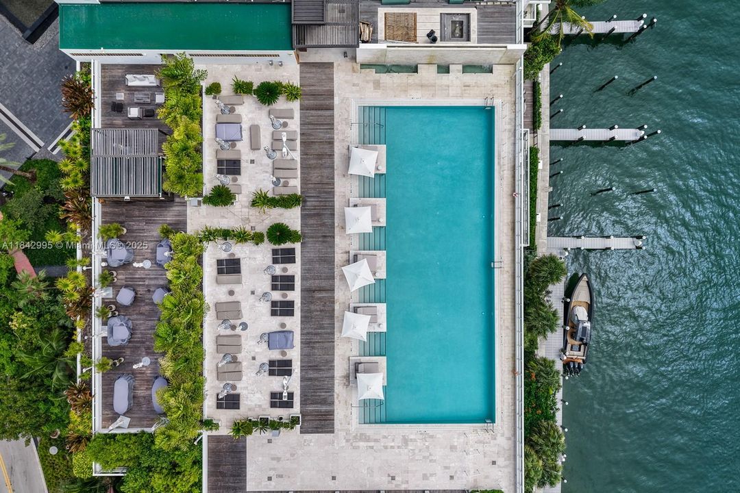 最近售出: $7,800,000 (3 贝兹, 3 浴室, 4247 平方英尺)