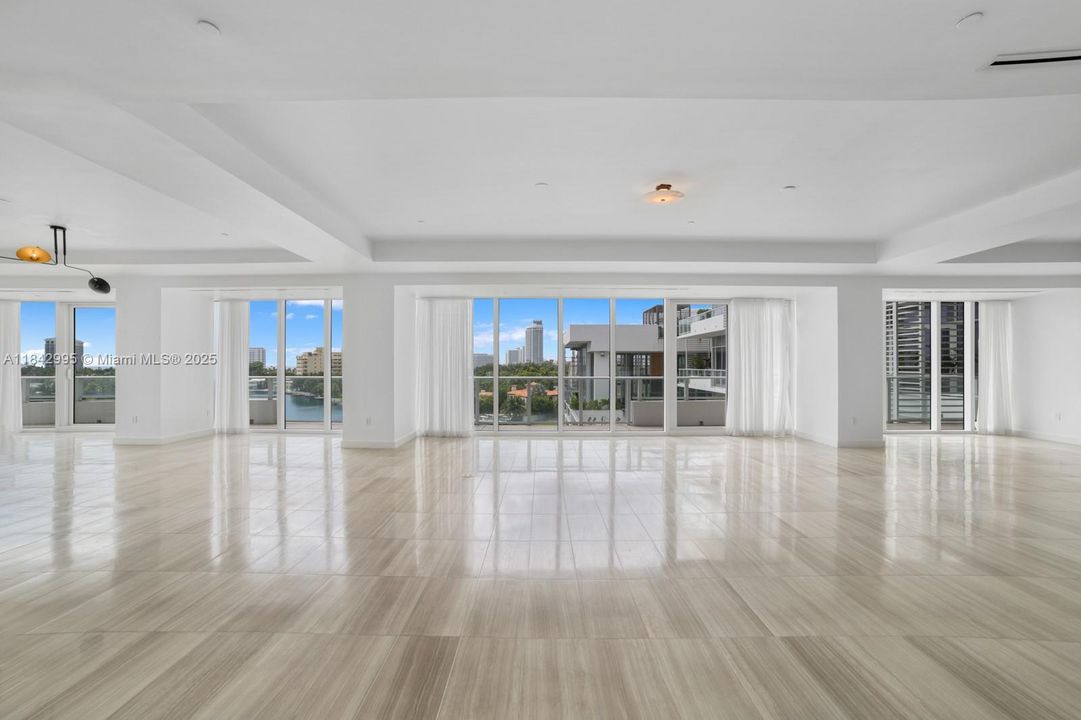 最近售出: $7,800,000 (3 贝兹, 3 浴室, 4247 平方英尺)