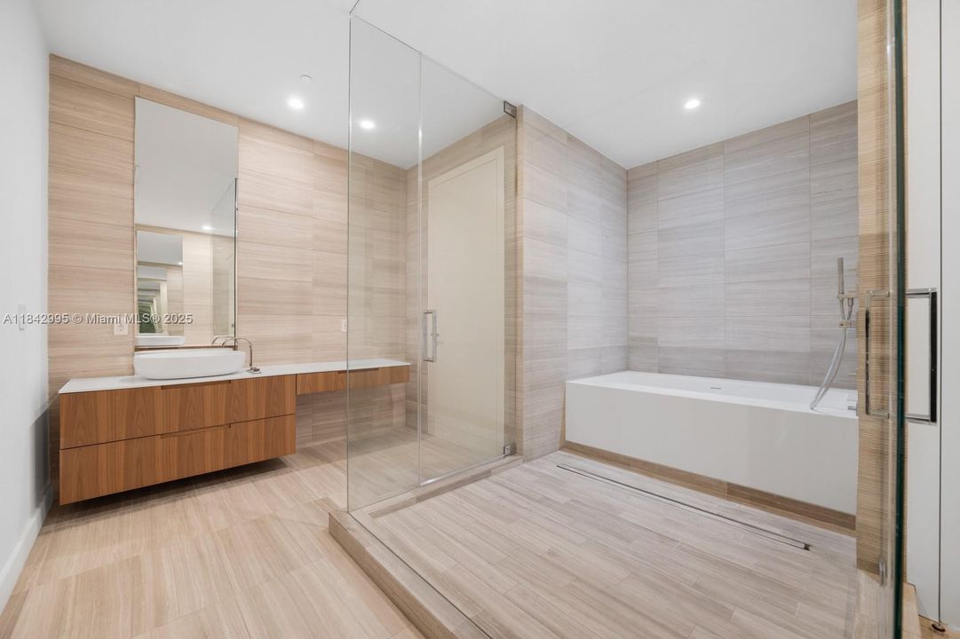 最近售出: $7,800,000 (3 贝兹, 3 浴室, 4247 平方英尺)