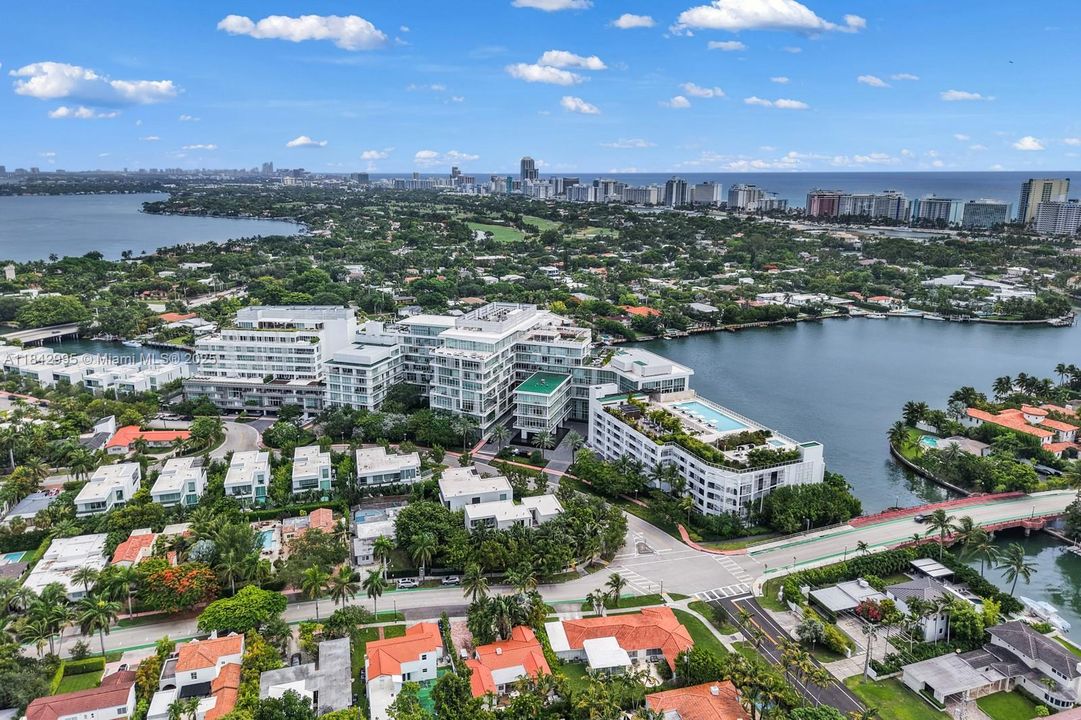 最近售出: $7,800,000 (3 贝兹, 3 浴室, 4247 平方英尺)