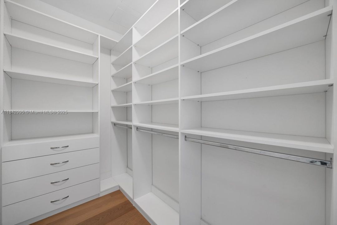 最近售出: $7,800,000 (3 贝兹, 3 浴室, 4247 平方英尺)