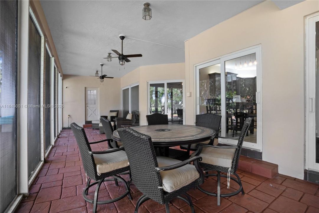 合同活跃: $1,025,000 (5 贝兹, 4 浴室, 3792 平方英尺)