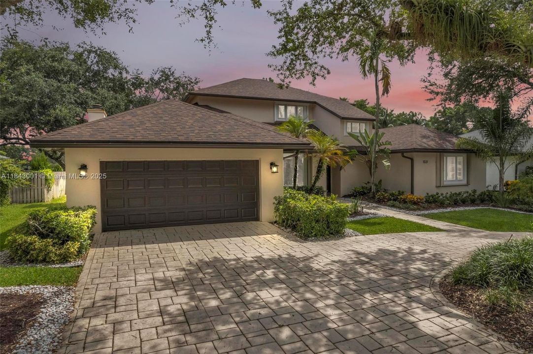 合同活跃: $1,025,000 (5 贝兹, 4 浴室, 3792 平方英尺)