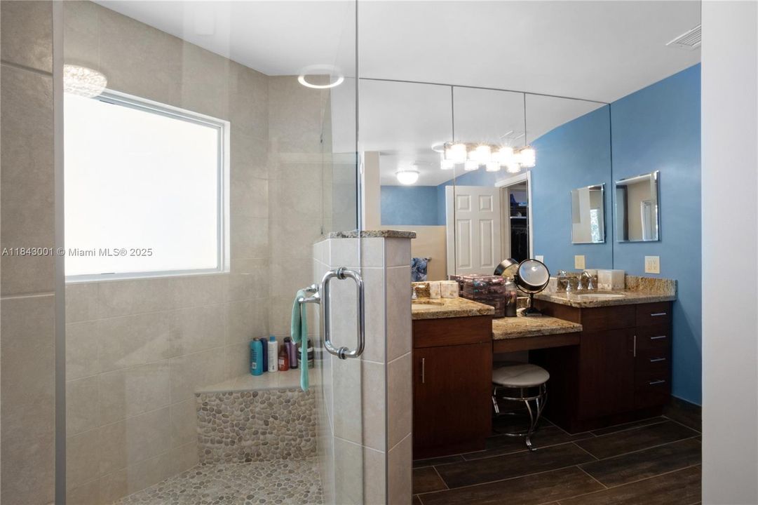 合同活跃: $1,025,000 (5 贝兹, 4 浴室, 3792 平方英尺)