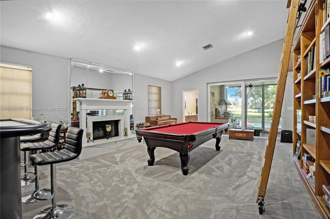 合同活跃: $1,025,000 (5 贝兹, 4 浴室, 3792 平方英尺)