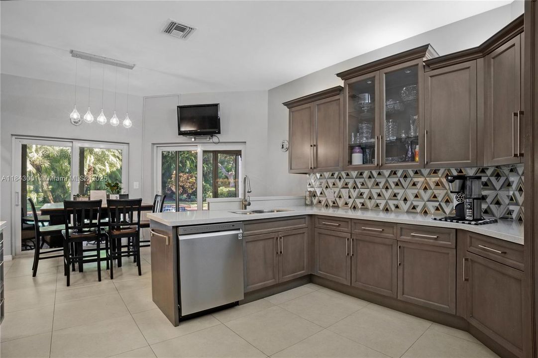 合同活跃: $1,025,000 (5 贝兹, 4 浴室, 3792 平方英尺)