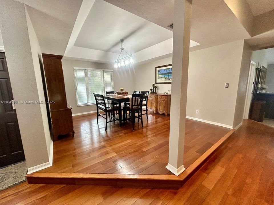 合同活跃: $1,025,000 (5 贝兹, 4 浴室, 3792 平方英尺)