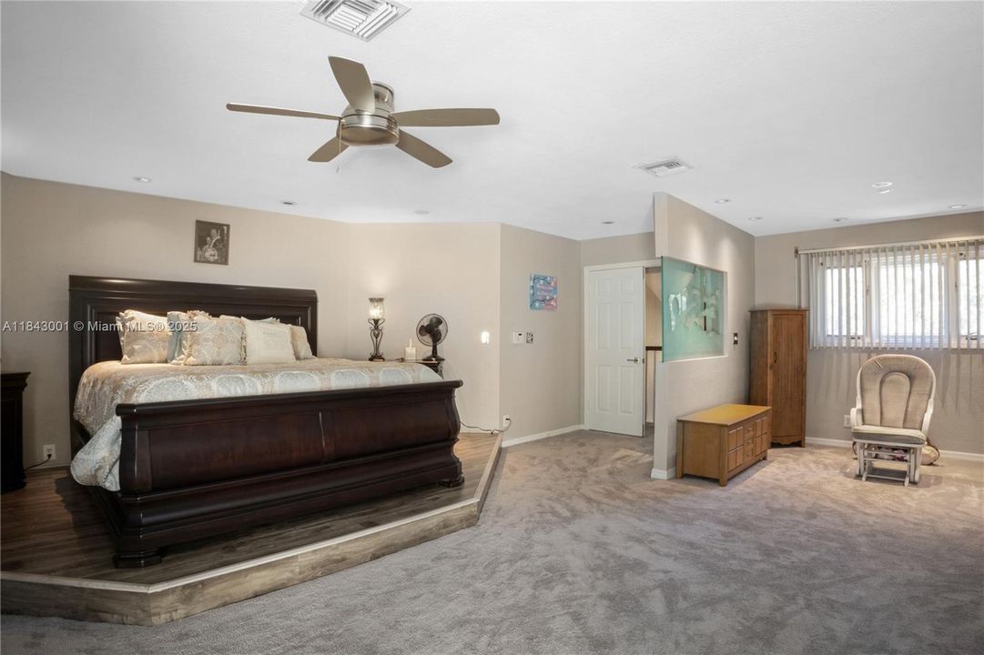 合同活跃: $1,025,000 (5 贝兹, 4 浴室, 3792 平方英尺)