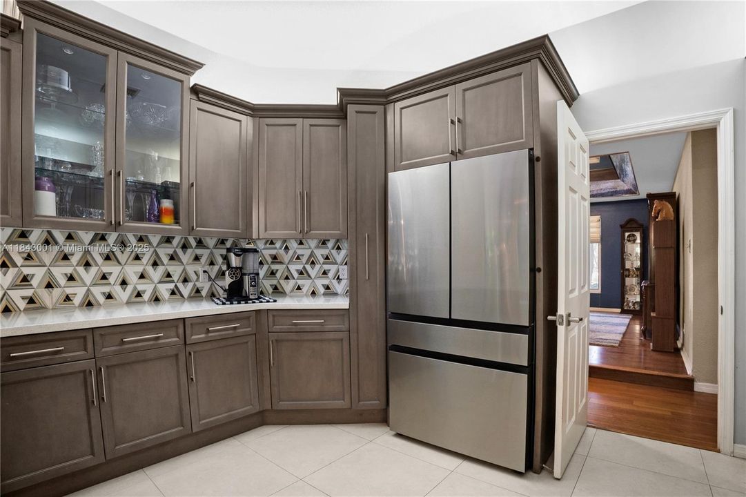 合同活跃: $1,025,000 (5 贝兹, 4 浴室, 3792 平方英尺)