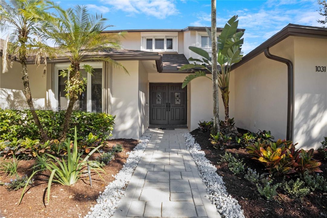 合同活跃: $1,025,000 (5 贝兹, 4 浴室, 3792 平方英尺)