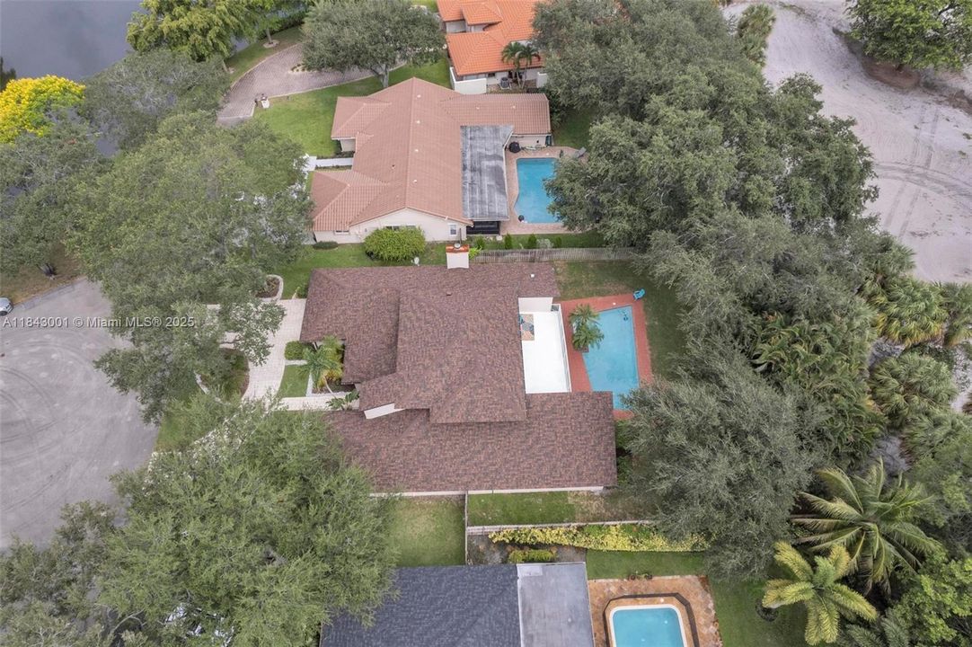 合同活跃: $1,025,000 (5 贝兹, 4 浴室, 3792 平方英尺)