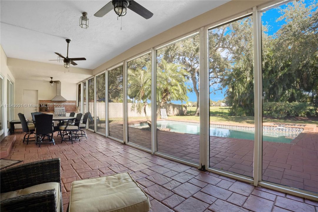 合同活跃: $1,025,000 (5 贝兹, 4 浴室, 3792 平方英尺)