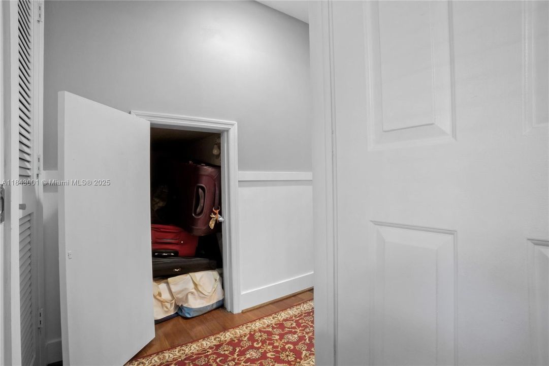 合同活跃: $1,025,000 (5 贝兹, 4 浴室, 3792 平方英尺)