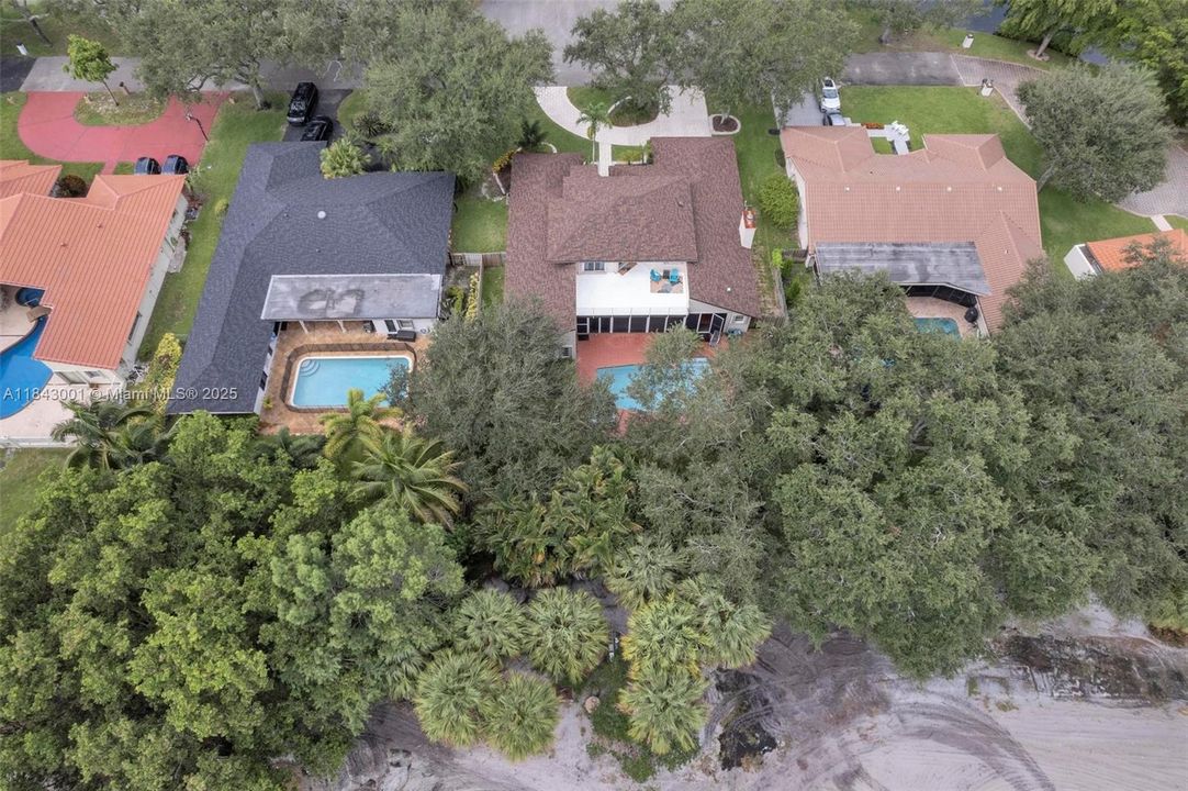 合同活跃: $1,025,000 (5 贝兹, 4 浴室, 3792 平方英尺)