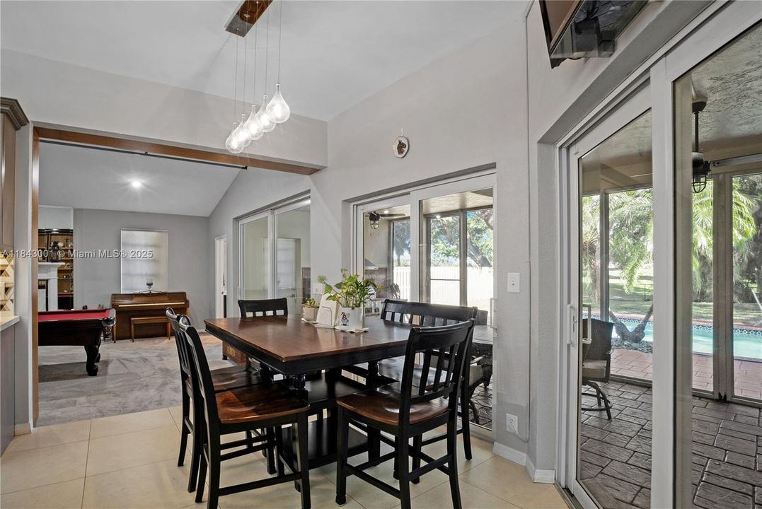 合同活跃: $1,025,000 (5 贝兹, 4 浴室, 3792 平方英尺)