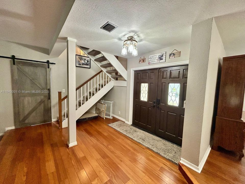 合同活跃: $1,025,000 (5 贝兹, 4 浴室, 3792 平方英尺)