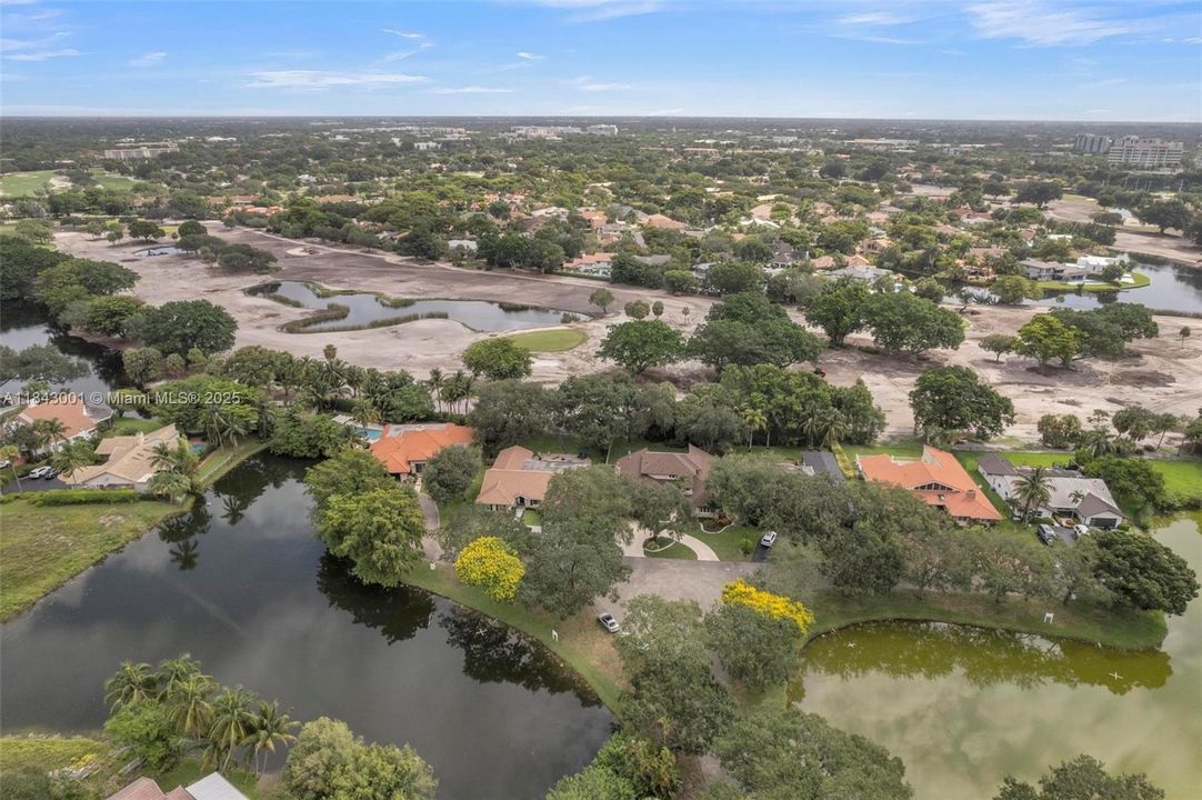 合同活跃: $1,025,000 (5 贝兹, 4 浴室, 3792 平方英尺)