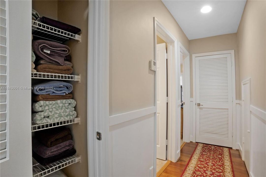 合同活跃: $1,025,000 (5 贝兹, 4 浴室, 3792 平方英尺)