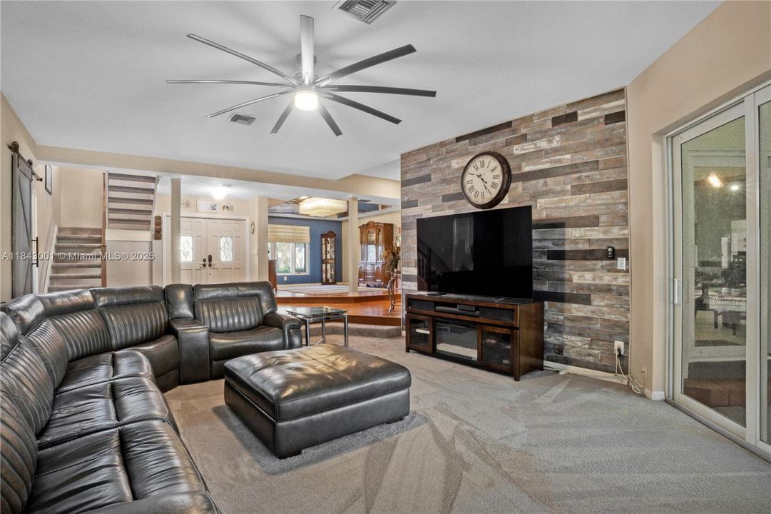 合同活跃: $1,025,000 (5 贝兹, 4 浴室, 3792 平方英尺)