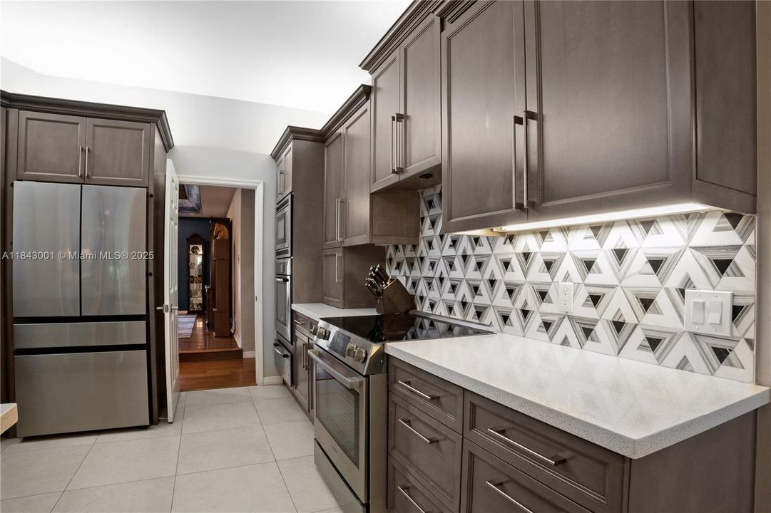 合同活跃: $1,025,000 (5 贝兹, 4 浴室, 3792 平方英尺)