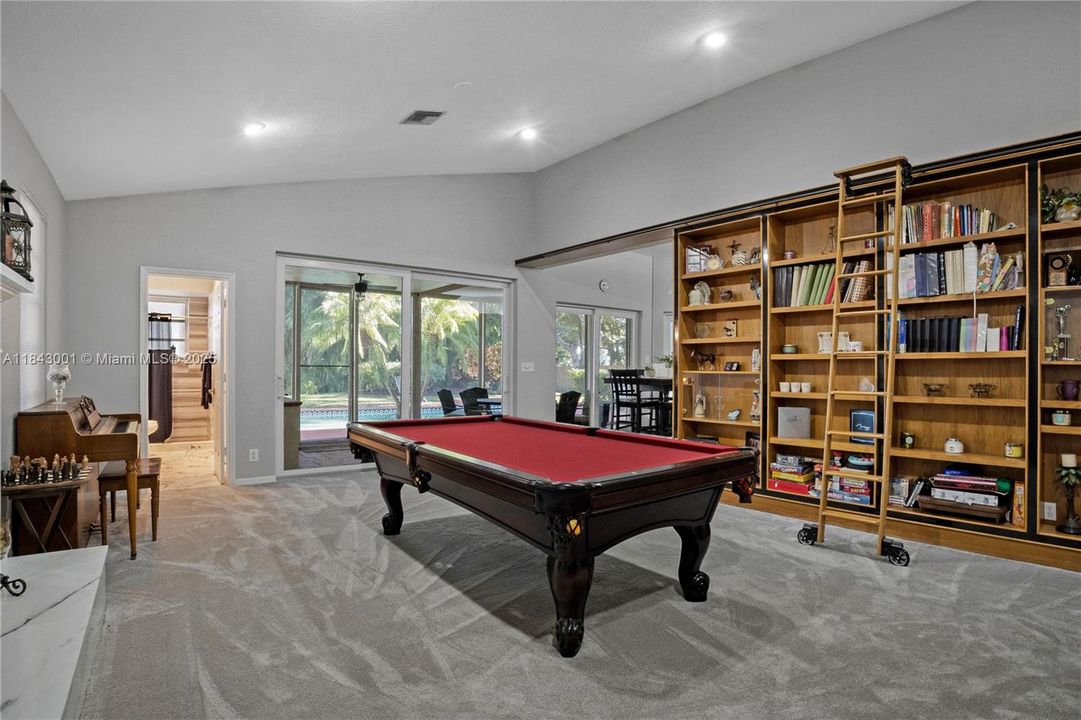 合同活跃: $1,025,000 (5 贝兹, 4 浴室, 3792 平方英尺)