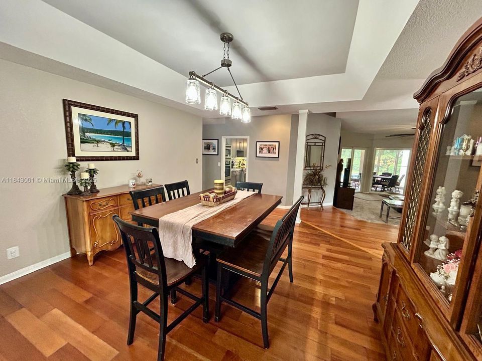 合同活跃: $1,025,000 (5 贝兹, 4 浴室, 3792 平方英尺)