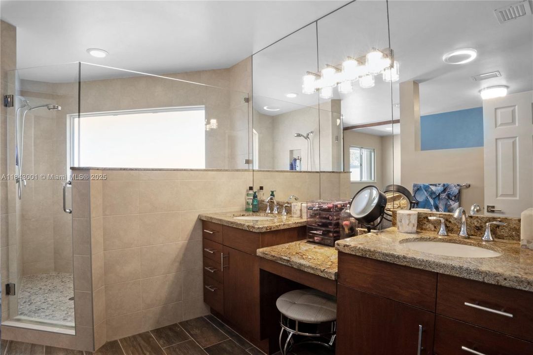 合同活跃: $1,025,000 (5 贝兹, 4 浴室, 3792 平方英尺)