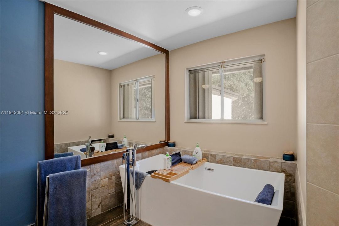 合同活跃: $1,025,000 (5 贝兹, 4 浴室, 3792 平方英尺)